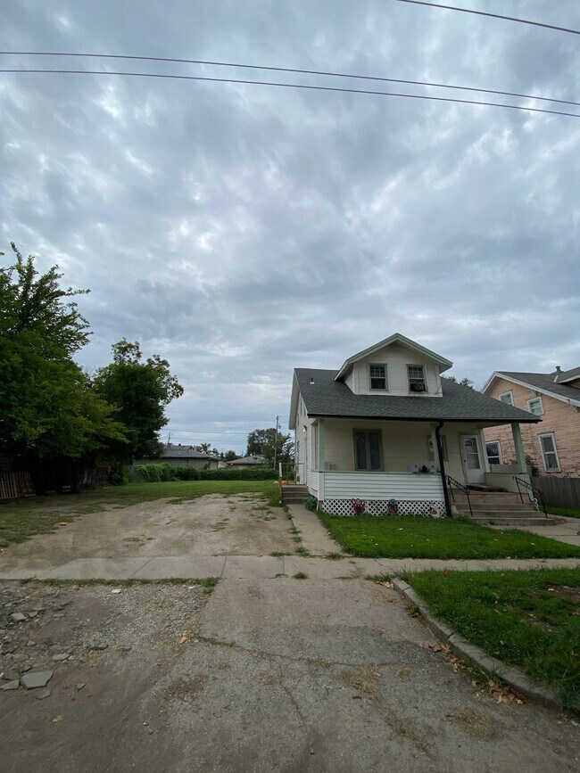 Building Photo - 1211 6th Ave