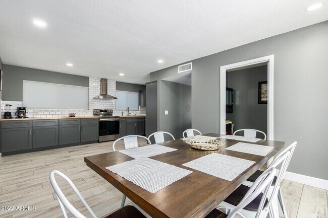 Building Photo - 1502 E Topeka Dr