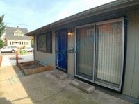 Building Photo - Charming 2-Bed Duplex in Portland's Heart – Cozy 855 Sq Ft!