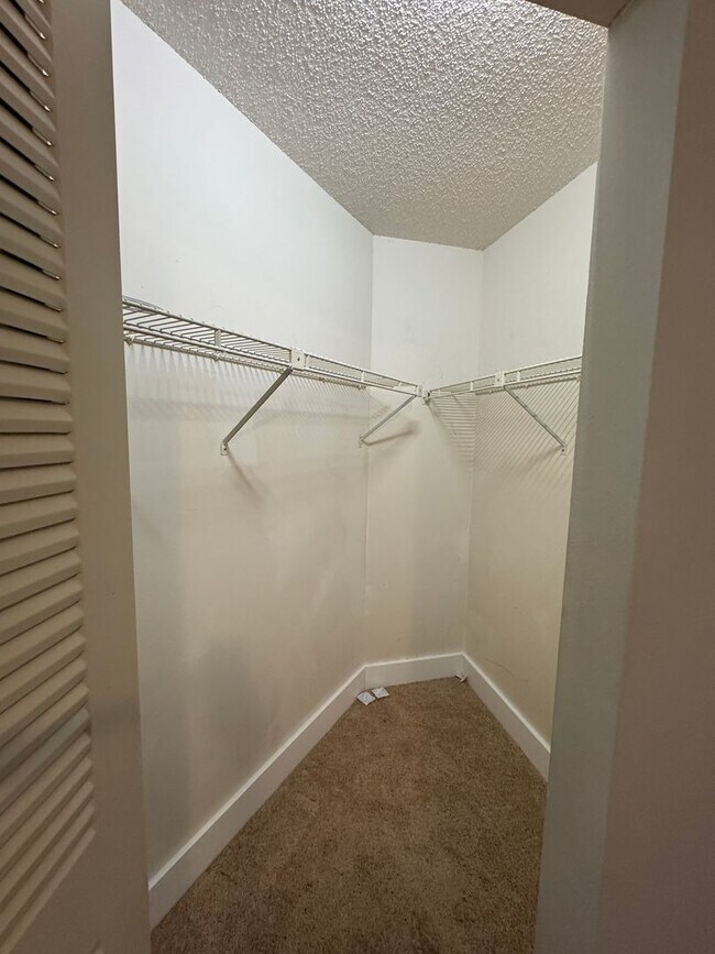 Building Photo - Experience comfort & leisure in this charming condo nestled within Orlando's best-kept secret, Ve...