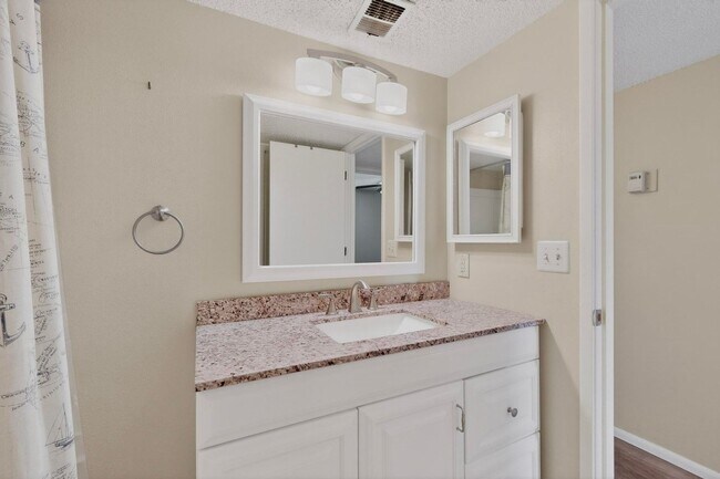 Building Photo - NE Affordable 2/BD 1/BA 1/CG 2nd Story NE Condo