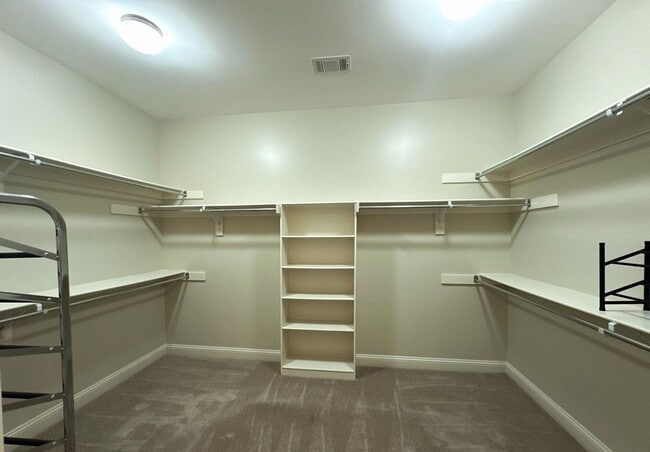 Building Photo - 5 Bedroom /4 Bath House in LAKELAND!!!