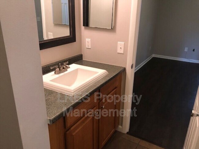 Building Photo - 1406 Northlake Dr