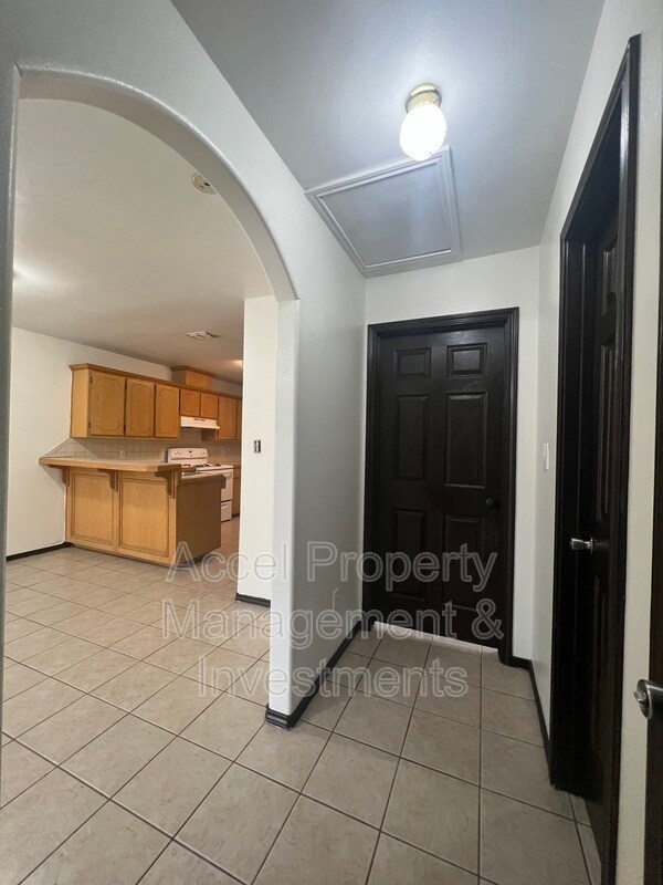 Building Photo - 2516 Jeffery Dr