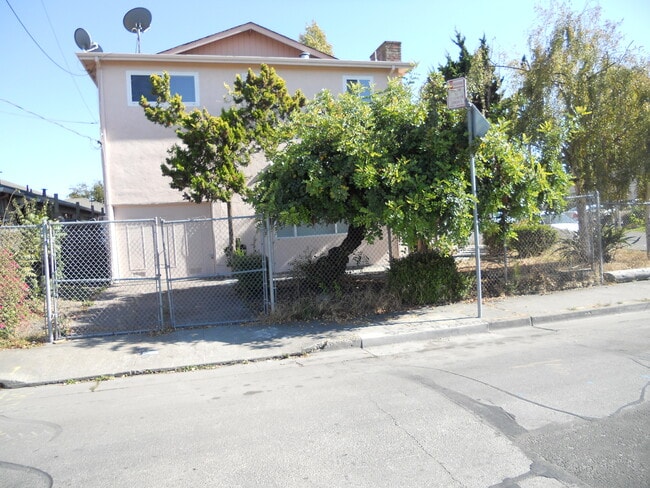 Building Photo - 652 Clara St