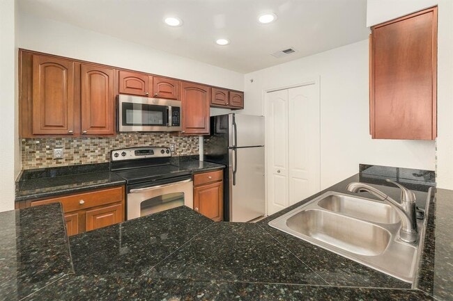 Building Photo - 6000 Shepherd Mountain Cove