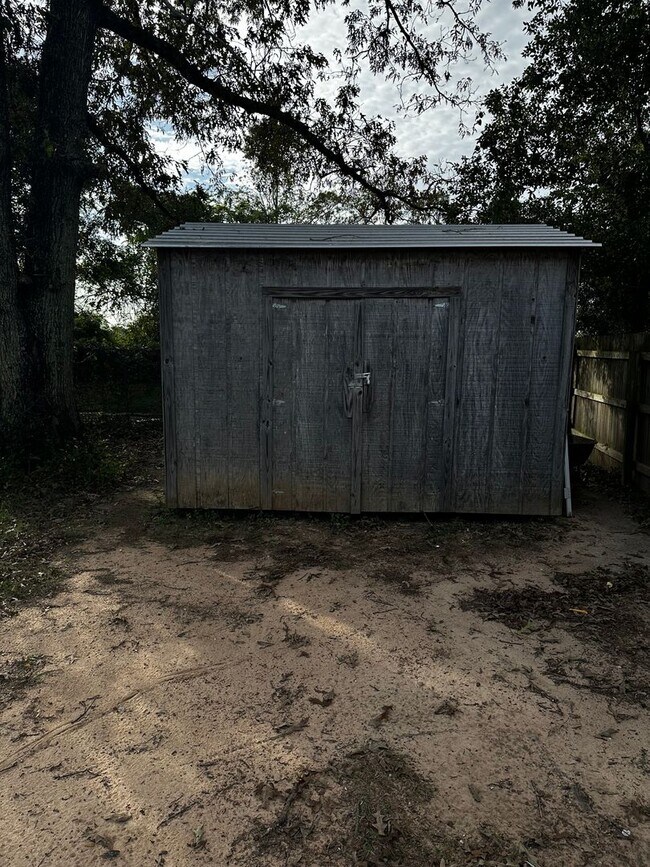 Building Photo - Country Living