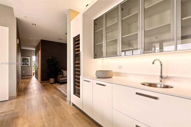 Building Photo - 3581 E Glencoe St