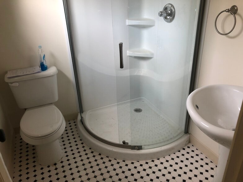 Bath - 1906 S Imperial St