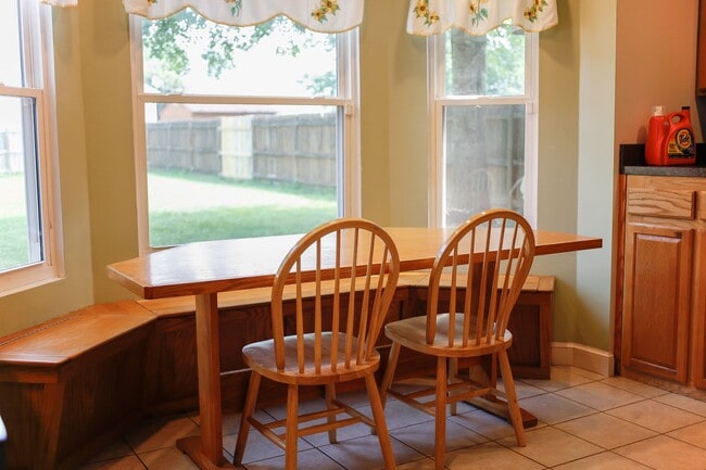 Building Photo - Modern Comfort in a Peaceful Setting – 4BR...