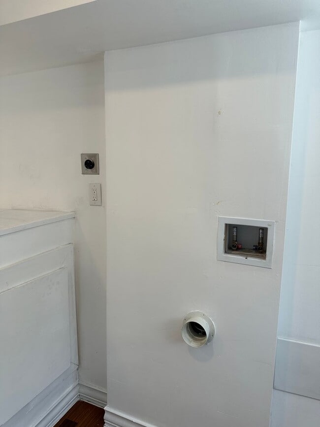 Building Photo - Newly Renovated, Spacious Home! W/D Hook-Up, Close to JHU, KKI and Public Transportation! Availab...