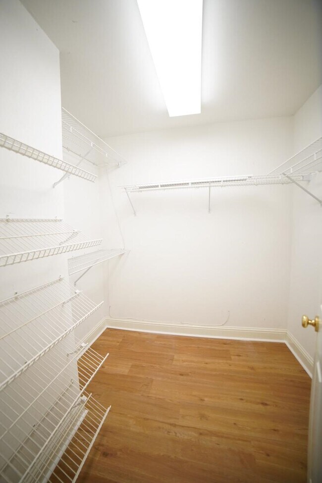 Building Photo - 352 Meadow Ridge Dr