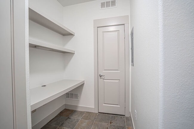 Building Photo - COMING SOON! 1 Bedroom Condo for Rent in the Madisons!