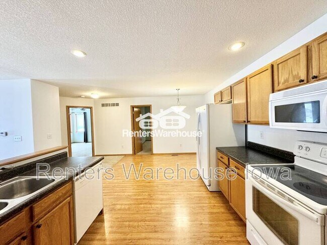 Building Photo - 2011 E 1st Ave