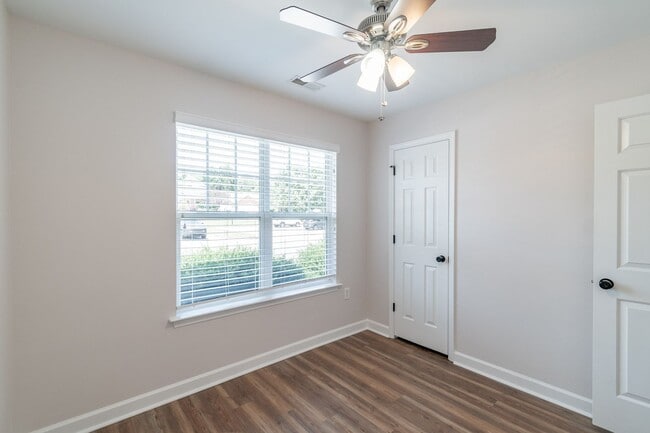 Building Photo - Charming End-Unit Townhome with Prime Loca...