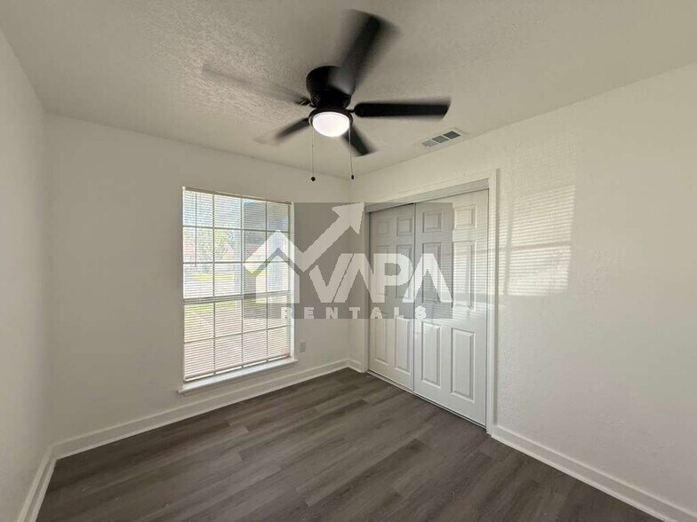 Building Photo - 9315 Cliff Way St