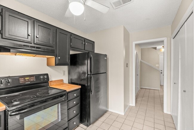 Building Photo - 200 Pine Forest Dr