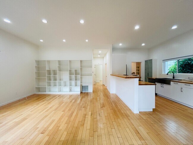 Building Photo - Chic 2-Bed, 2-Bath Home with Gated Yard in...