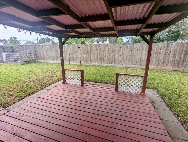 Building Photo - 3821 Pin Oak Dr N