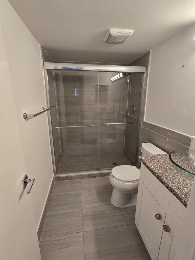 Building Photo - 733 SE 1st Way