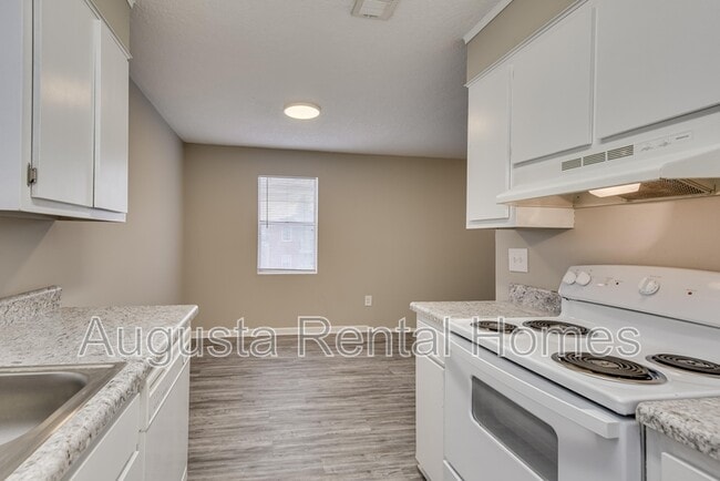 Building Photo - 2573 1/2 Tobacco Road - B