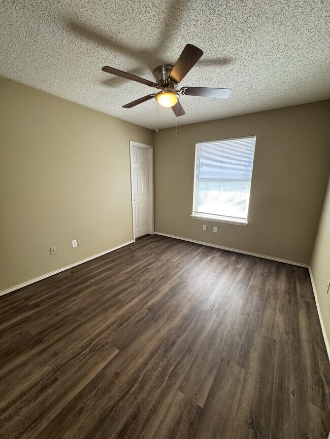 Building Photo - 6118 8th Dr