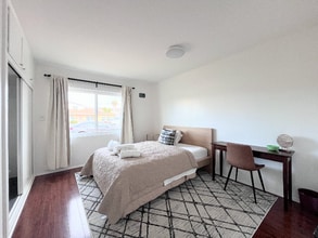 Building Photo - 1051 W 170th St