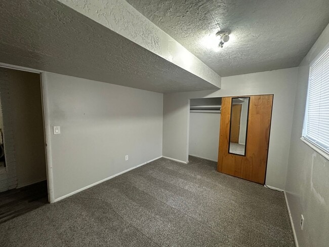 Building Photo - Spacious 3 Bed Duplex