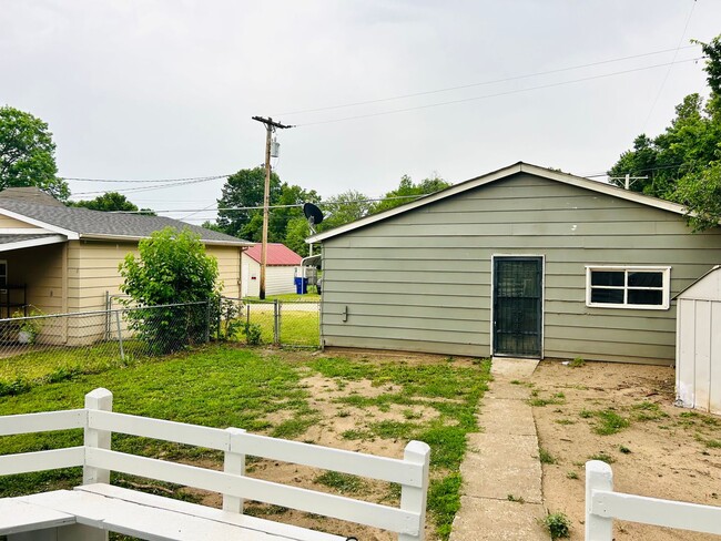 Building Photo - Cute Single Family Home, Great Location