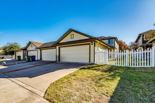 Building Photo - 512 Lookout Tree Ln