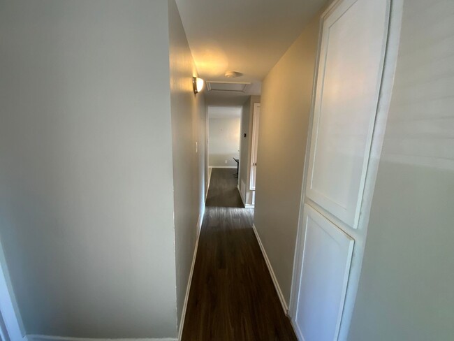 Building Photo - 3 Bedroom Updated Single Story Home Availa...