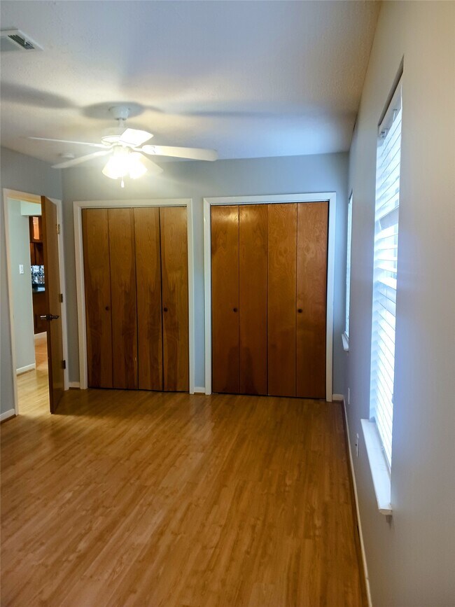 Building Photo - 923 W 41st St