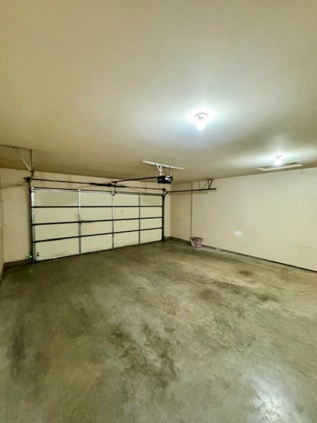 Building Photo - 2 Bedroom, 2 Bathroom Townhouse