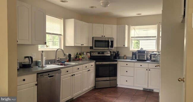 Building Photo - 3562 Edgemont St