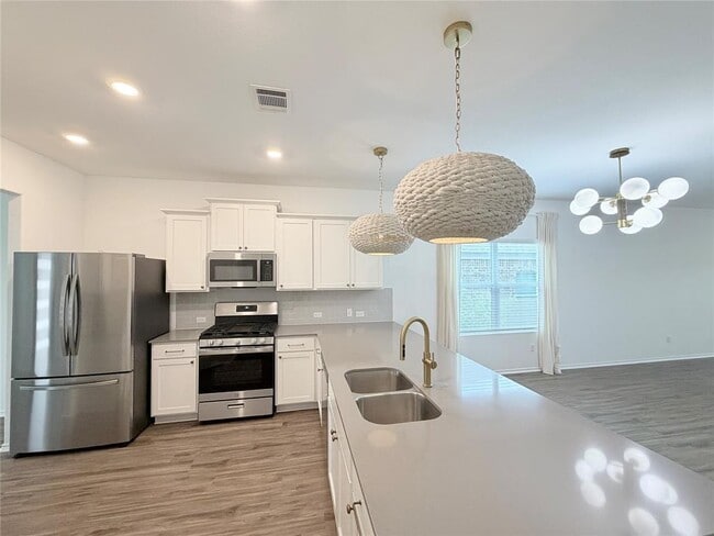 Building Photo - 928 Legends Ln