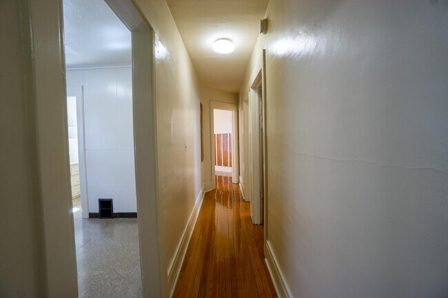 Building Photo - First Floor Flat Close to Campus Off Stree...