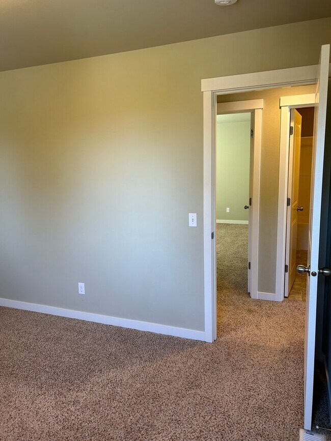 Building Photo - Newer Duvall 5 Bedroom 3 Bath Luxury Home