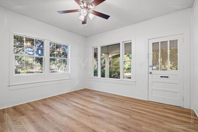 Building Photo - Updated 3 Bed 2 Bath with Large Fenced Yard