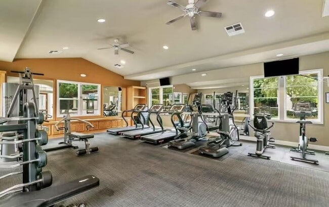 Building Photo - 600 S Abel St