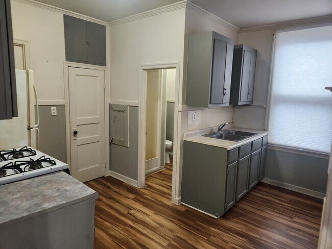 Building Photo - 8 E Railroad St