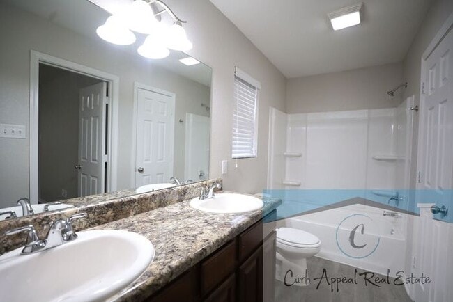 Building Photo - Beautiful 4 bed, 2 bath home with fenced back yard - Nettleton!!