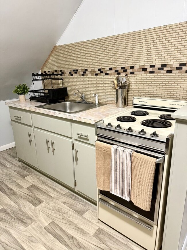 Building Photo - 1-Bedroom Apartment – Prime Poughkeepsie Location: Prime location!