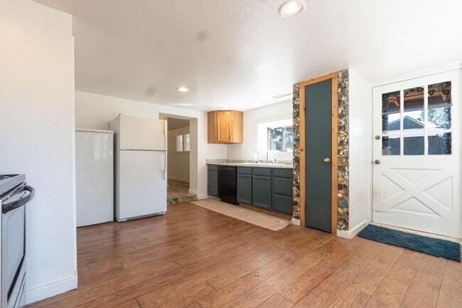 Building Photo - 2 bedroom charmer on W South for rent!