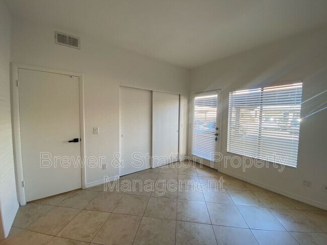 Building Photo - 11666 N 28th Dr
