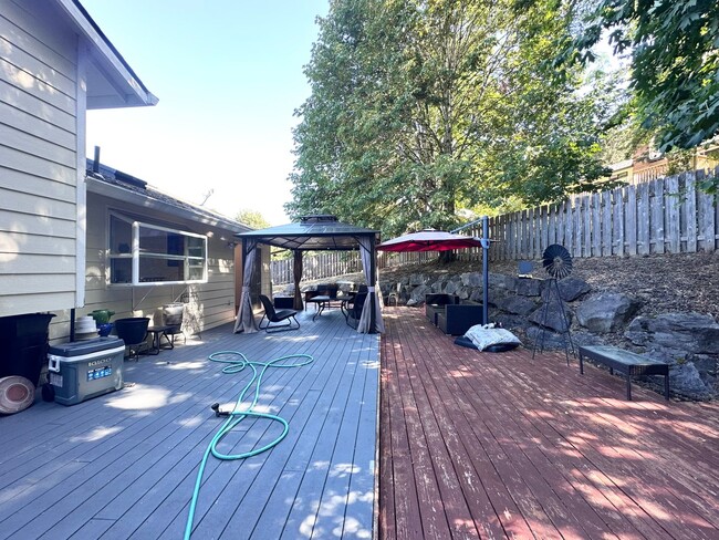 Building Photo - 3 Bed 2.5 Bath 3 Level Home w/ Furnished B...