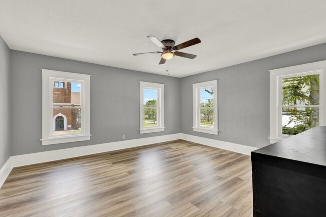 Building Photo - Beautifully renovated 3-bedroom, 2-bathroom upstairs apartment in the heart of historic Eustis!