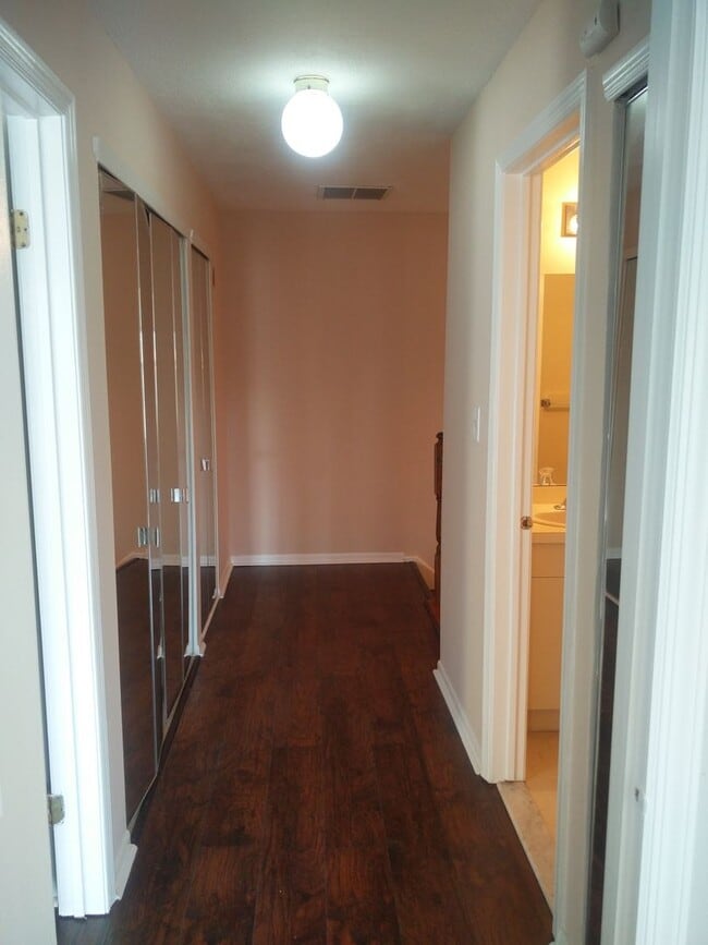 Building Photo - Spacious Newly Rennovated 2 Bedroom House with 2.5 Bath