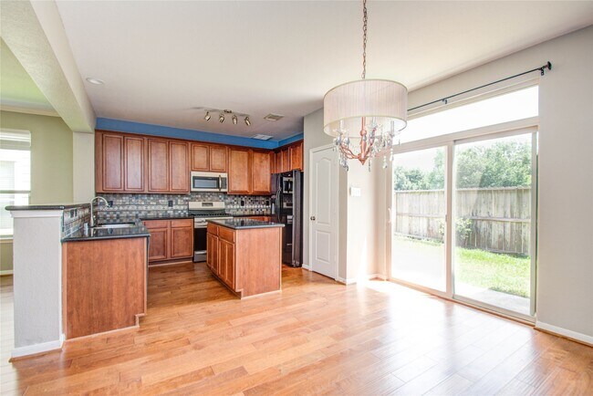 Building Photo - 16110 Limestone Lake Dr