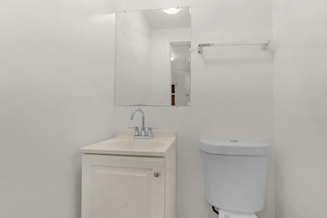 Building Photo - 2 Bedroom End Unit Accepting Voucher and Market Tenants