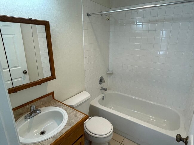 Building Photo - Spacious 3-Bed, 3-Bath Maple Leaf Home